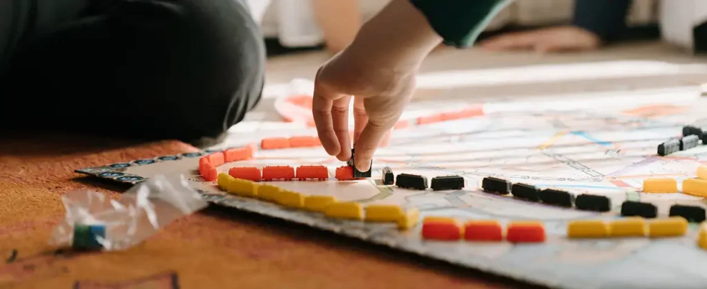 W grze planszowej „Ticket to Ride” gracz układa na planszy ciąg różnokolorowych plastikowych wagoników