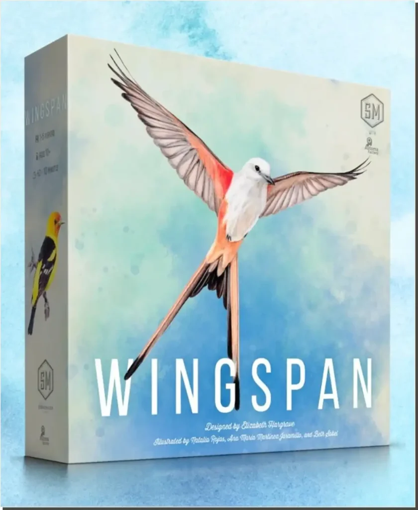 Pudełko gry planszowej „Wingspan” z wizerunkiem latającego ptaka na delikatnie niebieskim tle w stylu akwareli